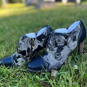 Socpfy Genuine leather Booties with gray and white roses and rainbow stitching